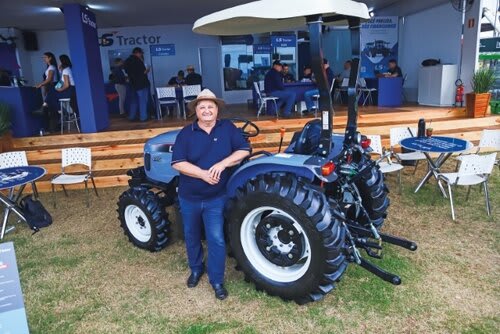 Astor Kilpp apresenta o R65 que tem alta eficiência em aviários. Foto Jackson Ciceri/ExpoRevista.