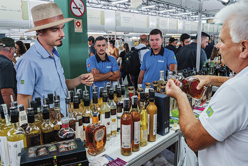Degustação dos produtos à venda atrai os compradores
