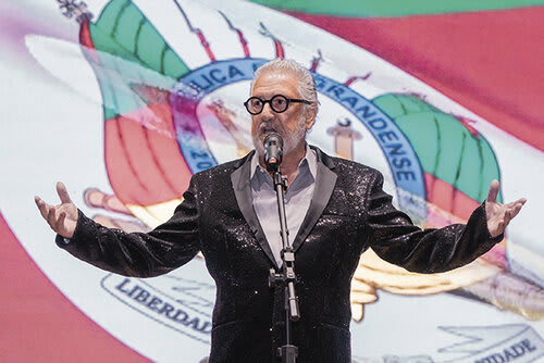 O show de abertura ficou a cargo do músico João de Almeida Neto