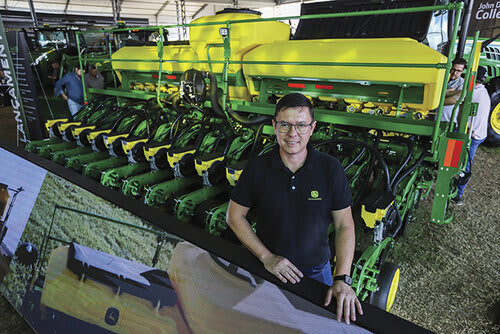 Volmir Shweig, especialista de Marketing Tático da John Deere, apresenta a plantadeira da série 1200