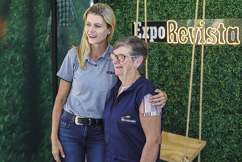  Dona Ilma Rambo recebe o carinho de Mariana Manica, filha do presidente da feira