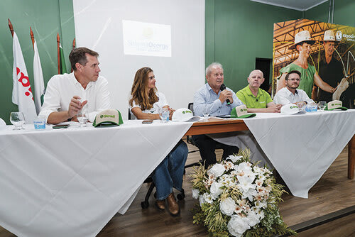 Mesa de autoridades contou com o secretário de Desenvolvimento Econômico do RS, Ernani Polo; a presidente do Instituto Desenvolve Pecuária, Antonia Scalzilli; presidente da Expodireto Cotrijal, Nei Manica; presidente da Sicredi Cooperação RS/SC, Gervásio Jorge Diel; e o vice-presidente da Cotripal, Tiago Sartori