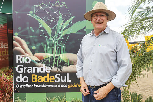 O vice-presidente do Badesul, Flavio Lammel, comemora resultados obtidos na feira