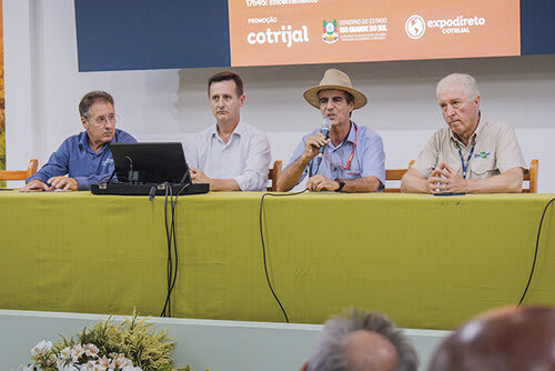 Gerente de Relações Institucionais e Sindical do Sistema Ocergs/RS e Coordenador da Câmara Setorial do Trigo, Tarcisio Minetto; o titular da Seapi, Clair Kuhn;  Gelson de Lima, superintendente de Produção Vegetal da Cotrijal; e o chefe da Embrapa Trigo, Jorge Lemanski