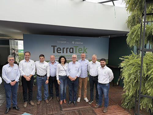 Heitor Miguel Fell, gerente comercial da Piratini; Diego Giacomini, Especialista Agronômico da OCP Brasil; Lucas Luizari, Gerente Comercial da OCP Brasil; Mário Darós, Diretor da Piratini; Fernanda Moirão, Diretora Comercial da OCP Brasil; José Claudino dos Santos, Diretor da Piratini; Daniel Claudino, Gerente Técnico da Piratini; Alfredo Fardin, Vice-presidente Comercial da OCP Brasil; Rogério Gonzatto,Especialista Agronômico da OCP Brasil