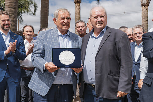 Claudio Bier recebe a placa com seu nome das mãos de Nei Manica
