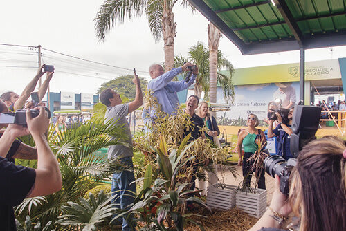 O tradicional momento que o presidente sobe no banquinho e fotografa os jornalistas