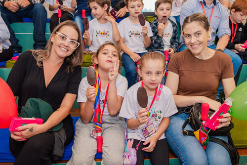 Mônica Giovana Junges, de Não-Me-Toque, levou a filha Maria Cecilia, de 7 anos, e a sobrinha e afilhada Livia, também de 7 anos, para aproveitarem o evento