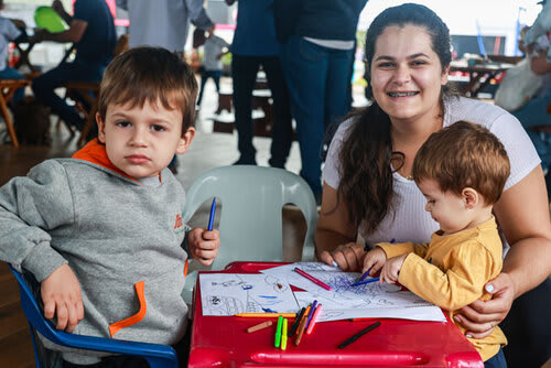Manuela Henn, produtora de Tapera, prestigiando o 1º Brotinho Day com os filhos Heitor, 4 anos, e Henrique, 1 ano