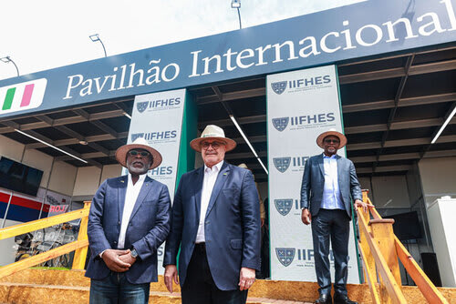  Ministro da Indústria do Gabão, Lubin Ntoutoume (esq.), e embaixador Jacques Michel Moudoute-Bell (dir.), têm interesse em replicar a expertise brasileira
