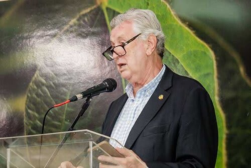 Premiação reconhece trabalho do senador junto aos agricultores