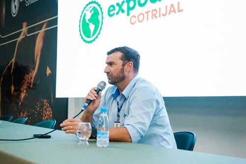O chefe de Transferência de Tecnologia, Giovani Faé, destaca a importância da análise dos elementos químicos do solo