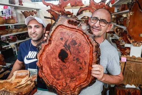 É pura arte: O artesão Rogério Benedeti transforma madeira em peças únicas com acabamento diferenciado