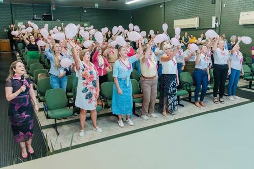 Dividida em três grupos, separados por balões coloridos, as presentes foram convidadas a refletir sobre a letra da música “Tá Escrito”